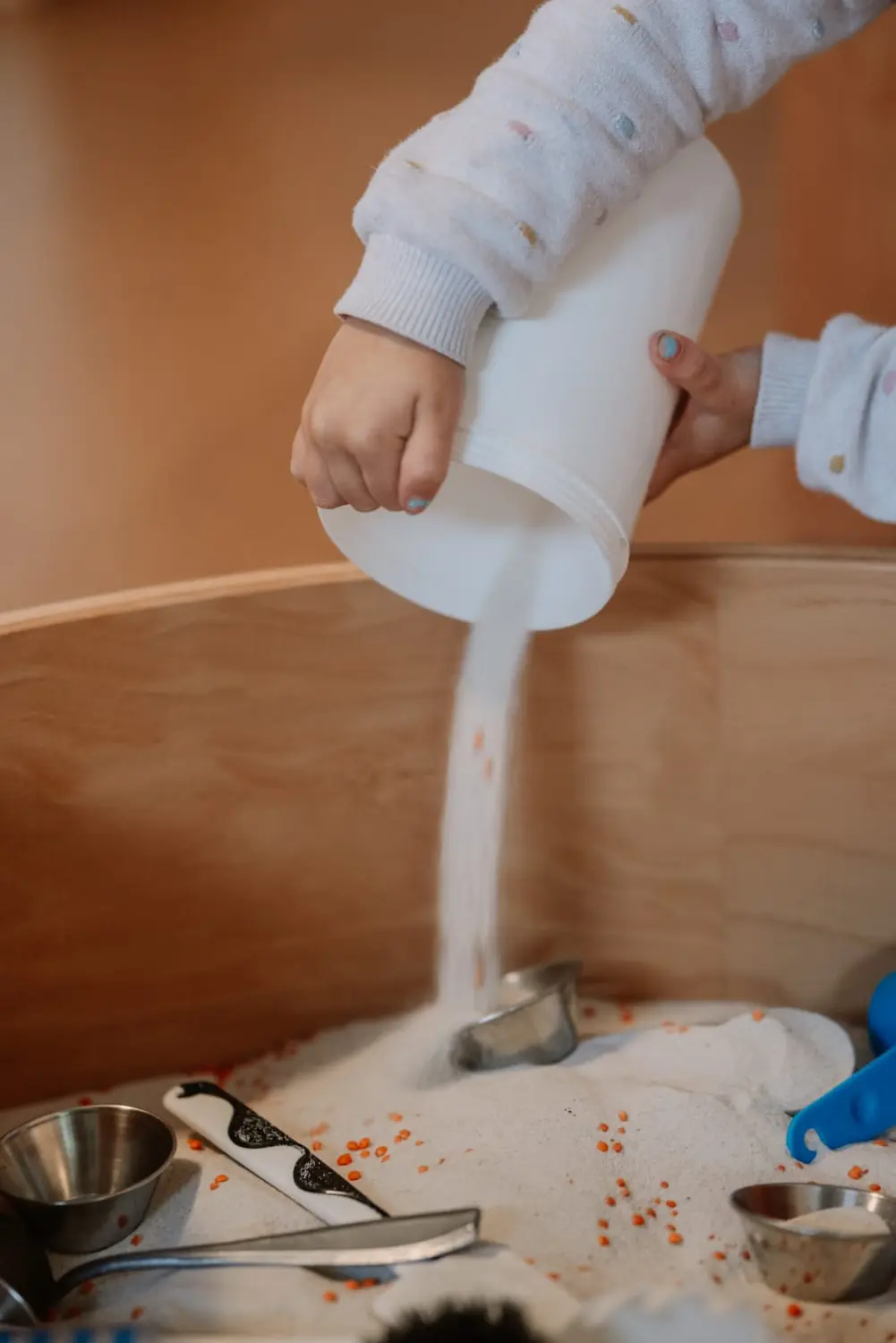 Anna Drobczynsky Kindertagespflege, Kinder spielen mit Sand im Sandkasten