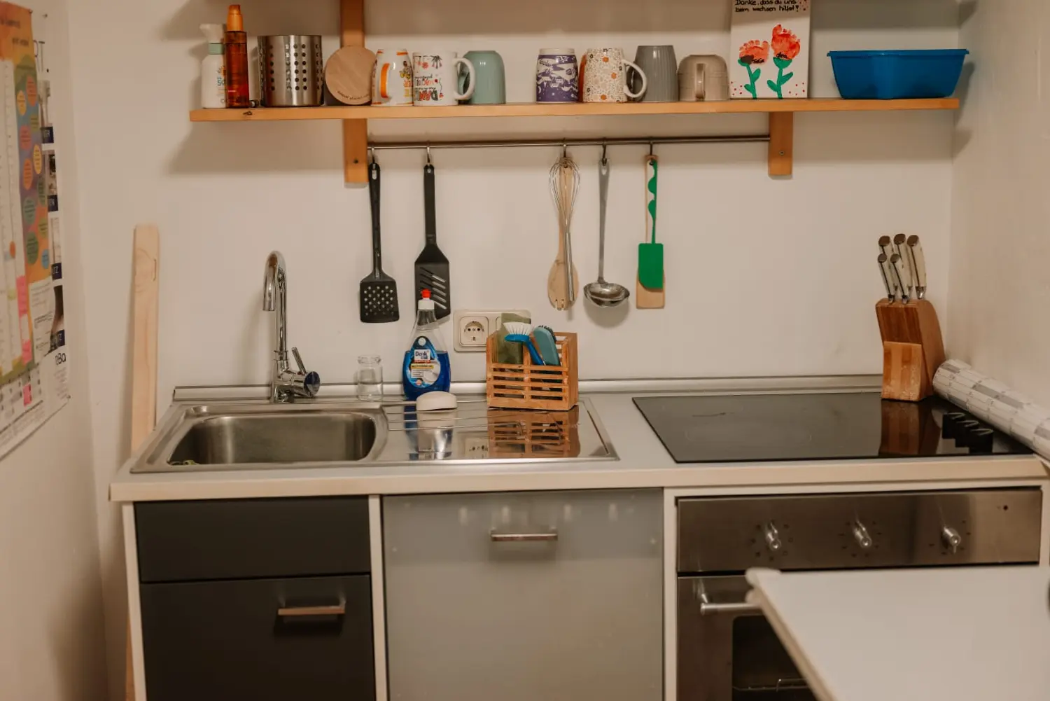 Anna Drobczynsky Kindertagespflege, kleine Holzküche in Kindergröße, Vorratsbehälter an der Wand