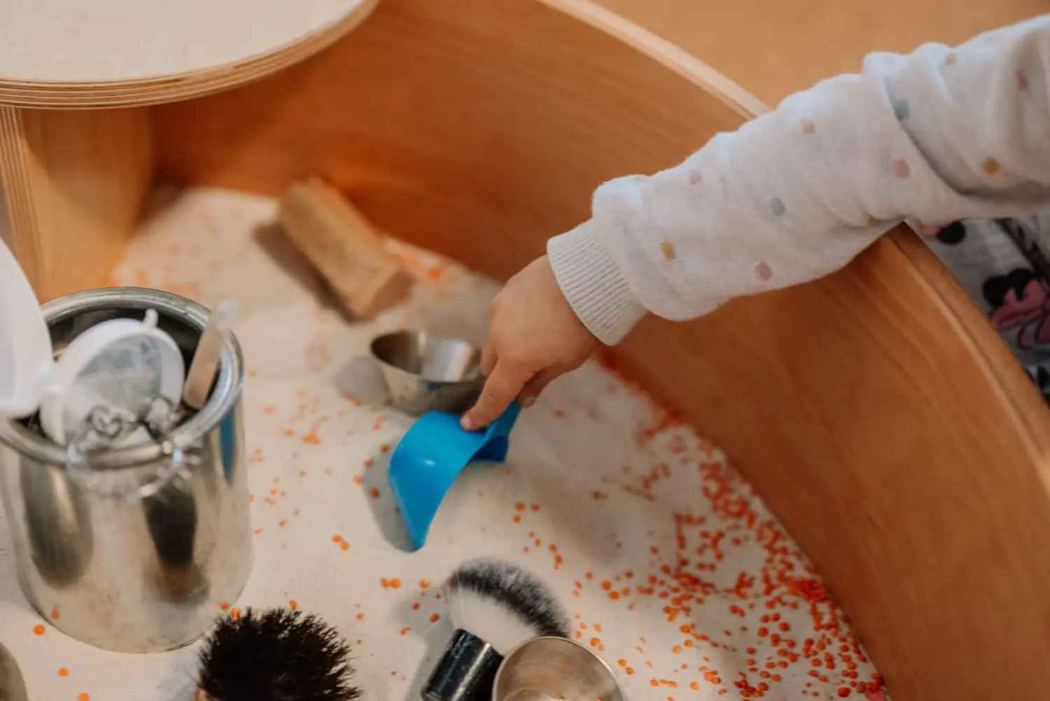 Anna Drobczynsky Kindertagespflege, ein Kind spielt mit Sand
