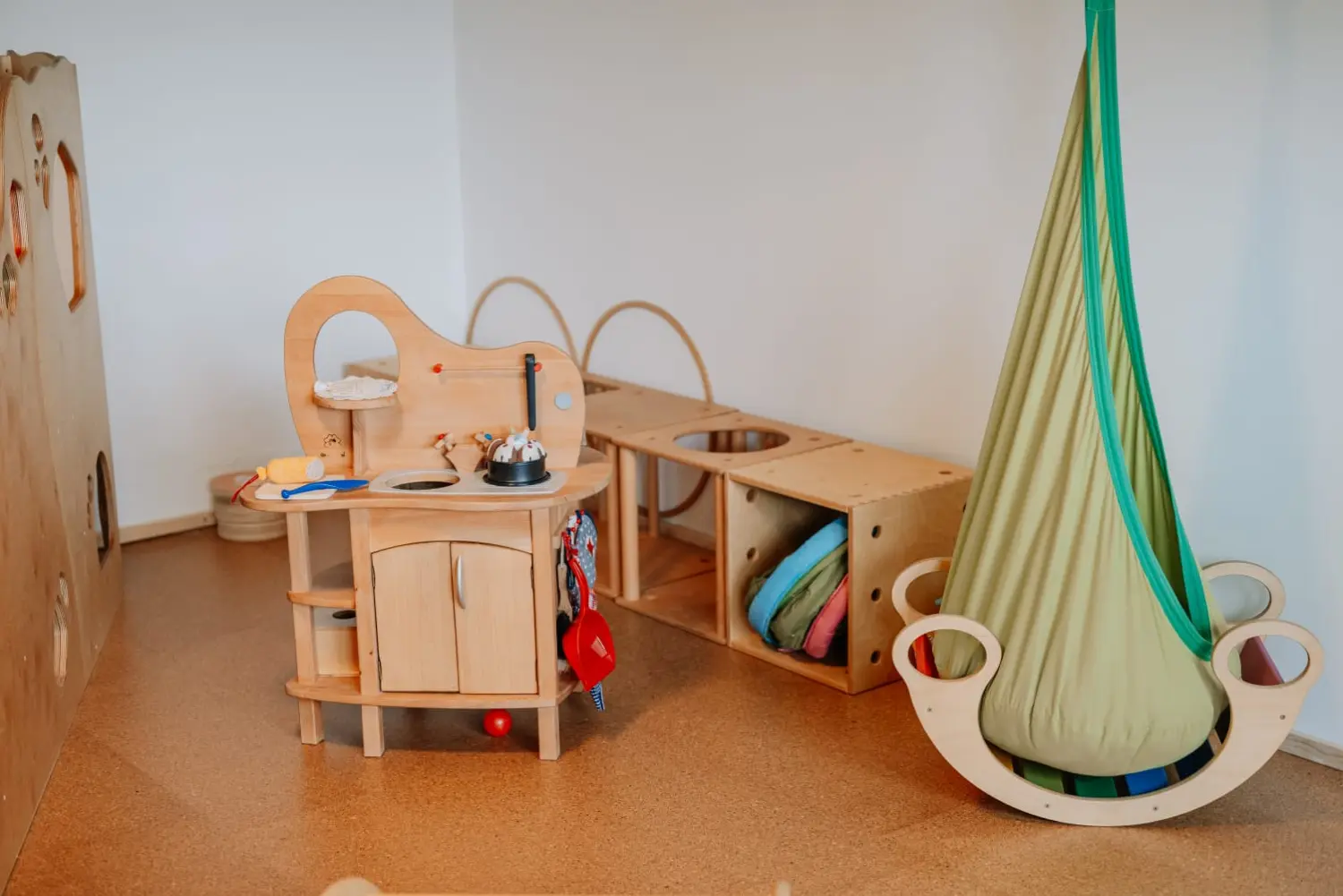 Anna Drobczynsky Kindertagespflege, kleine Holzküche in Kindergröße, Vorratsbehälter an der Wand
