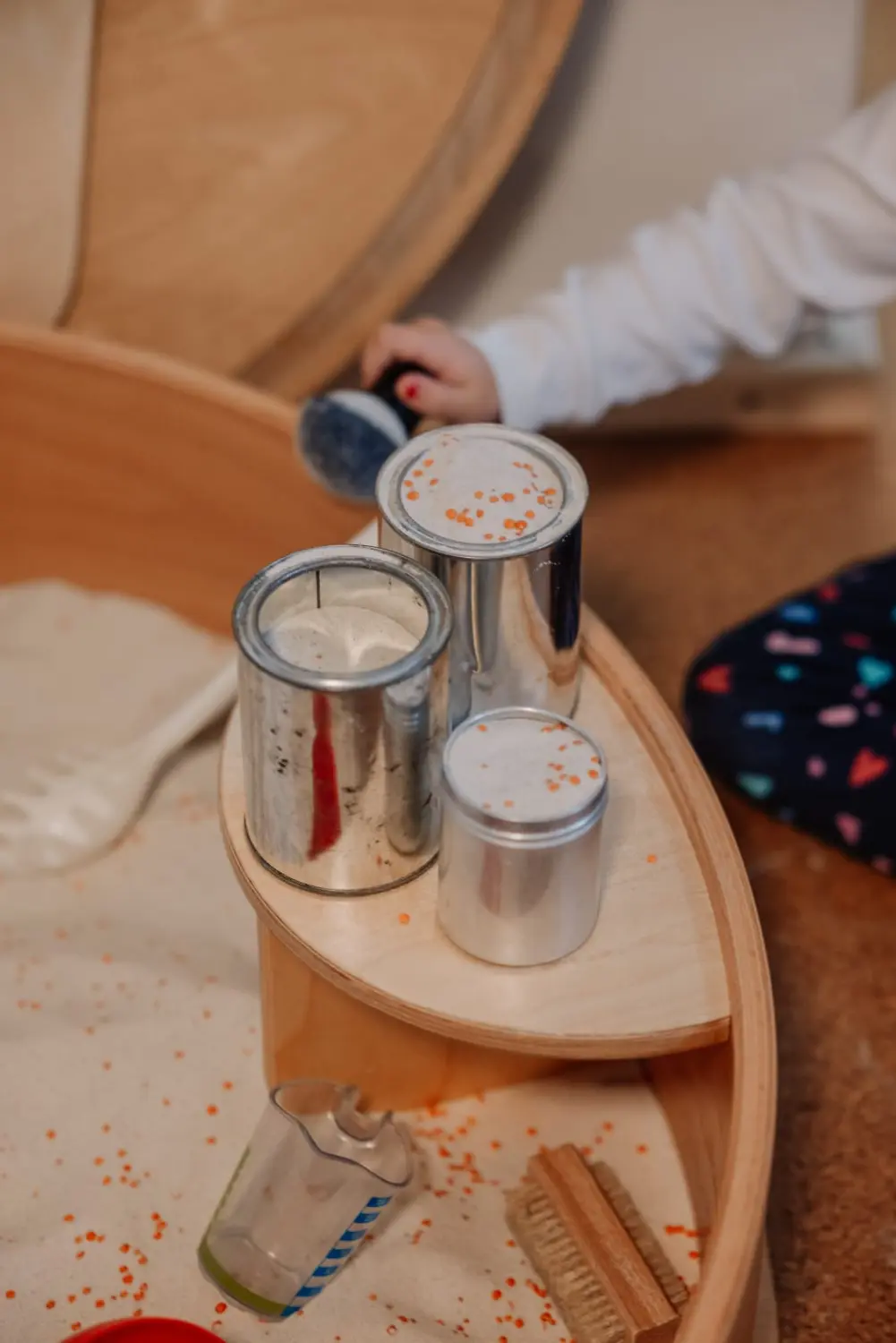 Anna Drobczynsky Kindertagespflege, Kinder füllen die Becher mit Sand