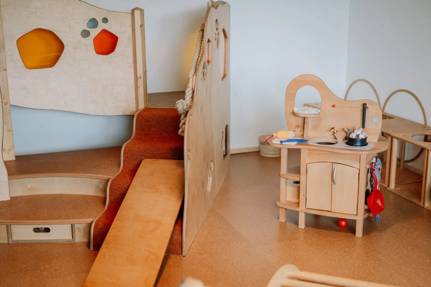 Anna Drobczynsky Kindertagespflege, kleines Holzspielzeug für die Küche in Kindergröße